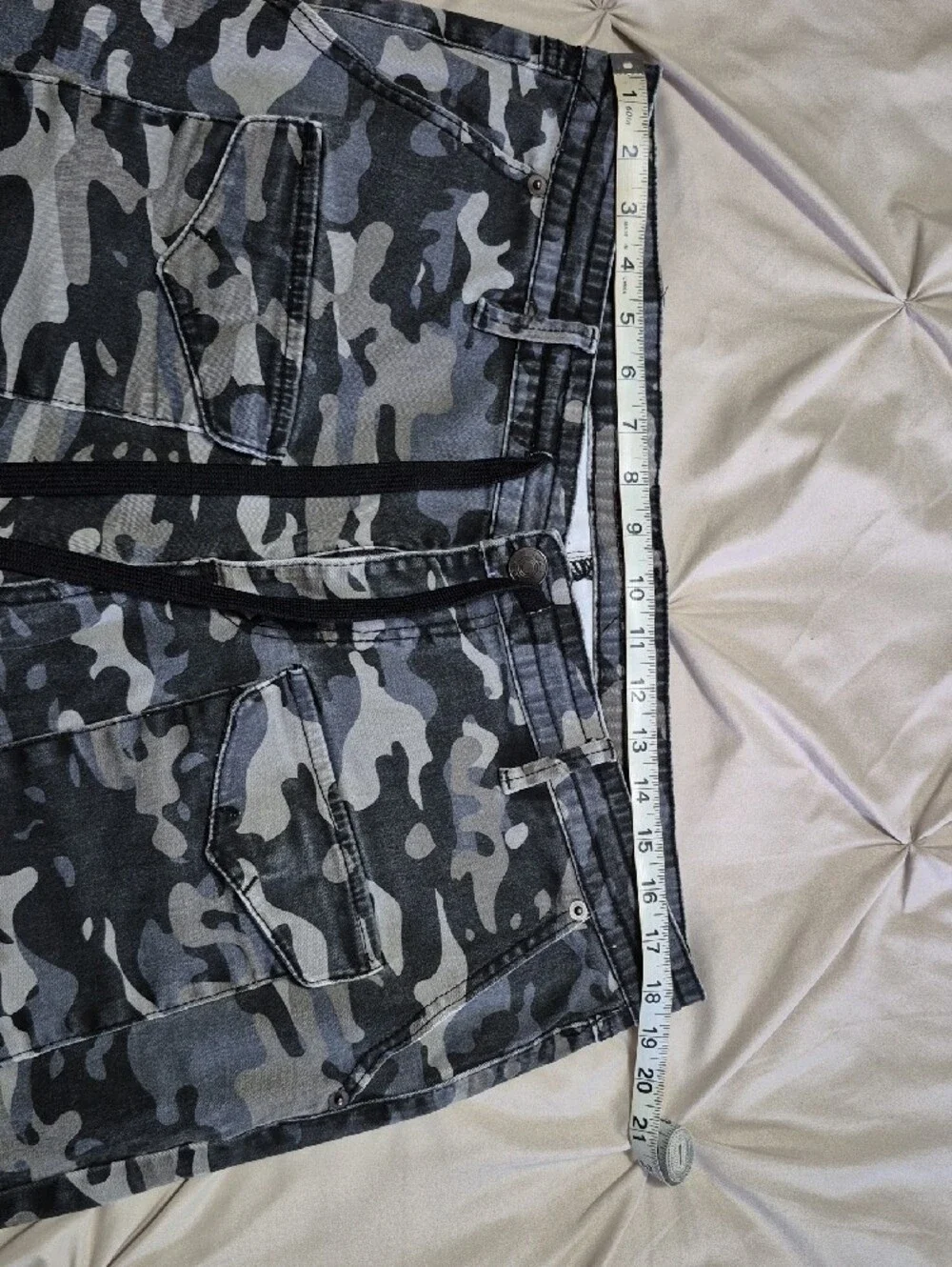 Men's Gray Camo Cargo Shorts with Utility Pockets - Picture 6 of 9